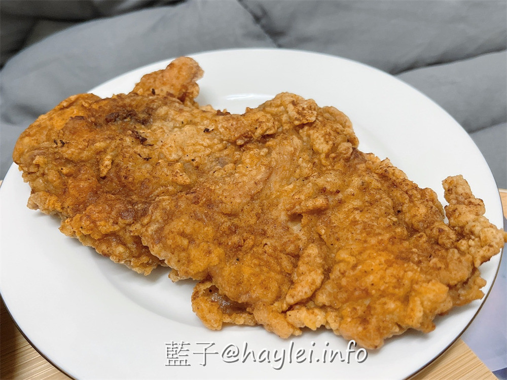 台中西屯區/大腿我最粗-逢甲夜市私心推薦炸雞專賣店！店家自製泰式醬料酸甜可口，無骨八兩雞腿招牌必點，份量感超足的爆汁美味只要70而已，還有八兩雞腿排、香雞排、雞翅、三角骨、三角薯餅、蛋黃芋丸等選擇唷~台中美食/台中炸雞/台中逢甲/逢甲美食/逢甲大學美食/藍子愛美食 國內旅遊 攝影 民生資訊分享 美式料理 飲食集錦 