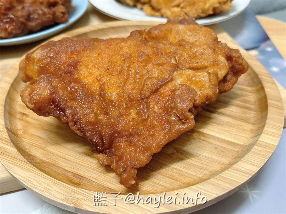 台中西屯區/大腿我最粗-逢甲夜市私心推薦炸雞專賣店！店家自製泰式醬料酸甜可口，無骨八兩雞腿招牌必點，份量感超足的爆汁美味只要70而已，還有八兩雞腿排、香雞排、雞翅、三角骨、三角薯餅、蛋黃芋丸等選擇唷~台中美食/台中炸雞/台中逢甲/逢甲美食/逢甲大學美食/藍子愛美食 國內旅遊 攝影 民生資訊分享 美式料理 飲食集錦 