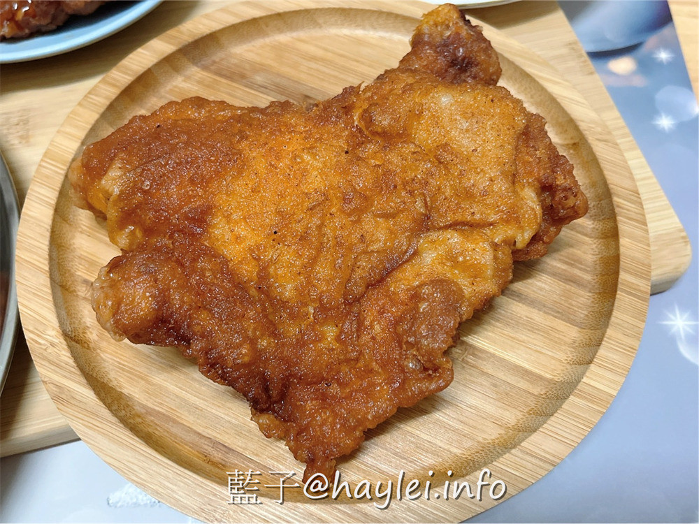 台中西屯區/大腿我最粗-逢甲夜市私心推薦炸雞專賣店！店家自製泰式醬料酸甜可口，無骨八兩雞腿招牌必點，份量感超足的爆汁美味只要70而已，還有八兩雞腿排、香雞排、雞翅、三角骨、三角薯餅、蛋黃芋丸等選擇唷~台中美食/台中炸雞/台中逢甲/逢甲美食/逢甲大學美食/藍子愛美食 國內旅遊 攝影 民生資訊分享 美式料理 飲食集錦 
