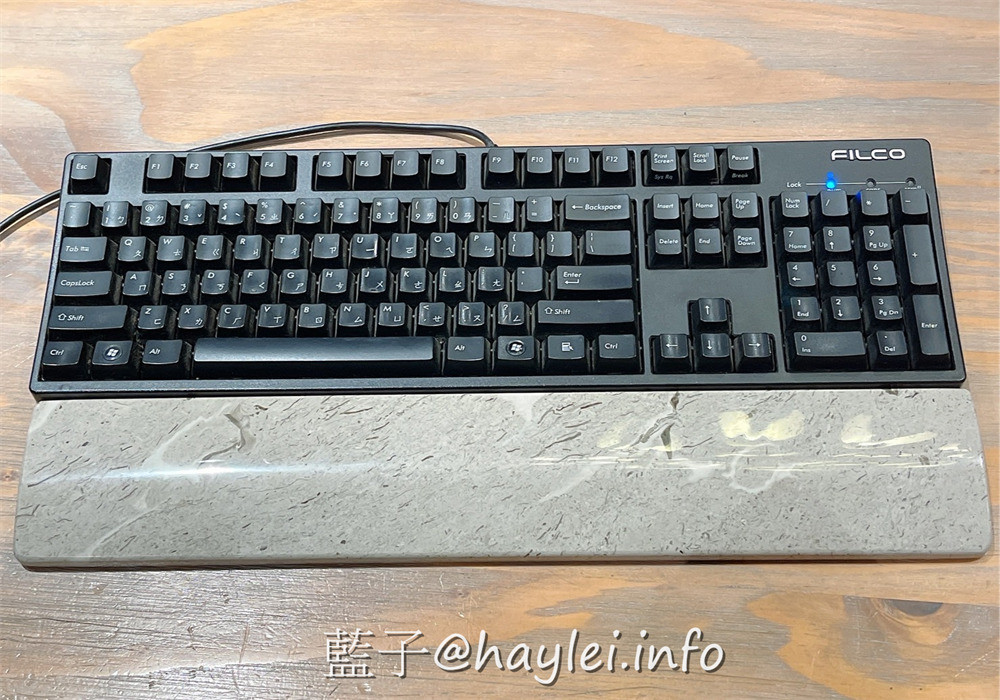 人氣電腦週邊商品~一方石鍵盤手托!大理石天然石材質地敦厚有質感,六面拋光不會刮傷家具,大理石手托觸感光滑冰涼,大斜面設計長時間打字更加輕鬆,搭配Filco FKB104M機械鍵盤,特別適合炎熱時節輔助降溫使用,機械鍵盤控必入好物!賣場一物一拍不用賭人品唷~日常用品/生活好物/居家用品/文青文書好物/3C週邊/藍子愛好物 3C相關 攝影 民生資訊分享
