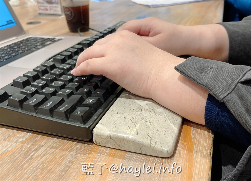 人氣電腦週邊商品~一方石鍵盤手托!大理石天然石材質地敦厚有質感，六面拋光不會刮傷家具，大理石手托觸感光滑冰涼，大斜面設計長時間打字更加輕鬆，搭配Filco FKB104M機械鍵盤，特別適合炎熱時節輔助降溫使用，機械鍵盤控必入好物!賣場一物一拍不用賭人品唷~日常用品/生活好物/居家用品/文青文書好物/3C週邊/藍子愛好物 3C相關 攝影 民生資訊分享 