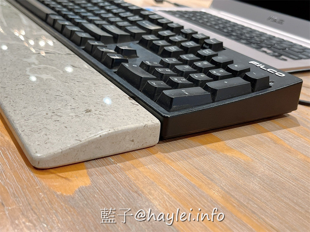 人氣電腦週邊商品~一方石鍵盤手托!大理石天然石材質地敦厚有質感,六面拋光不會刮傷家具,大理石手托觸感光滑冰涼,大斜面設計長時間打字更加輕鬆,搭配Filco FKB104M機械鍵盤,特別適合炎熱時節輔助降溫使用,機械鍵盤控必入好物!賣場一物一拍不用賭人品唷~日常用品/生活好物/居家用品/文青文書好物/3C週邊/藍子愛好物 3C相關 攝影 民生資訊分享
