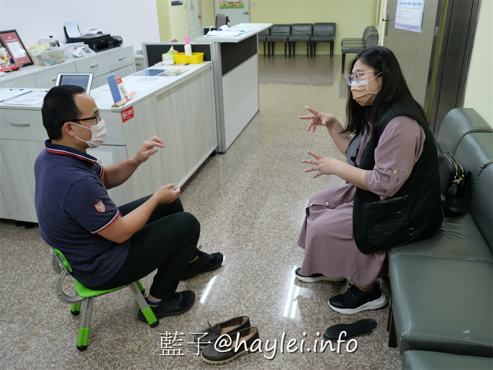 新竹竹北/走四方客製鞋墊中心-訂製鞋墊享一年保固(可六次回訪諮詢)，回訪過程中有物理治療背景的治療師能給予專業諮詢，服務態度親切有耐心，想有醫療級的專業鞋墊選走四方就對了！健康生活/足部保健/足部護理/腳部健康/走四方訂製鞋墊/新竹鞋墊訂製/竹北鞋墊客製/全腦科學教育協會光明學院內 健康養身 攝影 民生資訊分享 