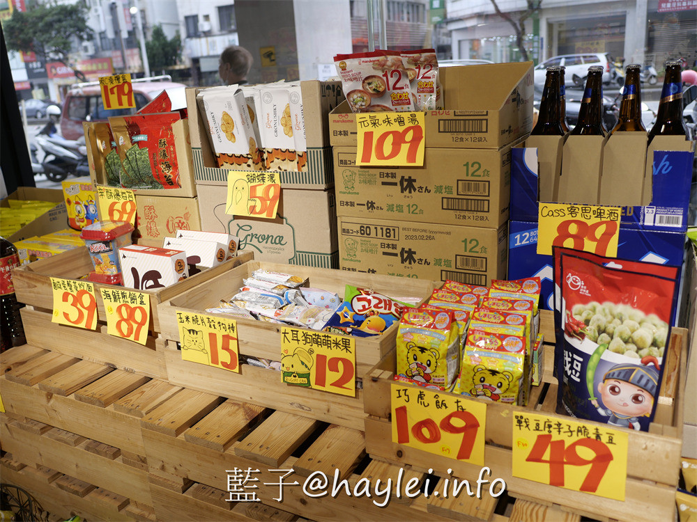 獅賣特進口零食outlet崇德店-包羅日本、韓國、泰國、新加坡、馬來西亞、印尼、中國、美國、土耳其等國家的上百種美食飲品，從泡麵、餅乾、糖果、飲品、調味料等應有盡有，種類豐富多元，絕對是台中選購異國美食最佳去處，加入line社群會不定時通知團購優惠或即期商品特價唷~台中美食/台中雜貨店/藍子愛美食 國內旅遊 攝影 民生資訊分享 飲食集錦 