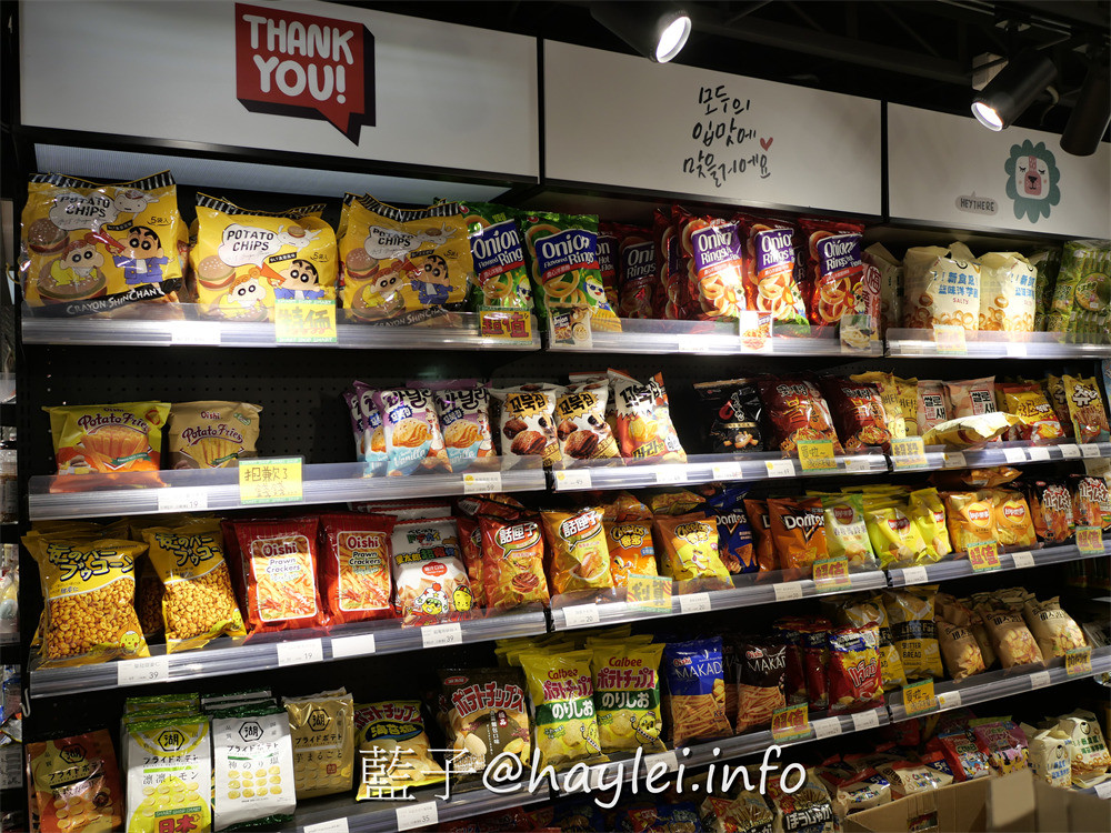 獅賣特進口零食outlet崇德店-包羅日本、韓國、泰國、新加坡、馬來西亞、印尼、中國、美國、土耳其等國家的上百種美食飲品，從泡麵、餅乾、糖果、飲品、調味料等應有盡有，種類豐富多元，絕對是台中選購異國美食最佳去處，加入line社群會不定時通知團購優惠或即期商品特價唷~台中美食/台中雜貨店/藍子愛美食 國內旅遊 攝影 民生資訊分享 飲食集錦 