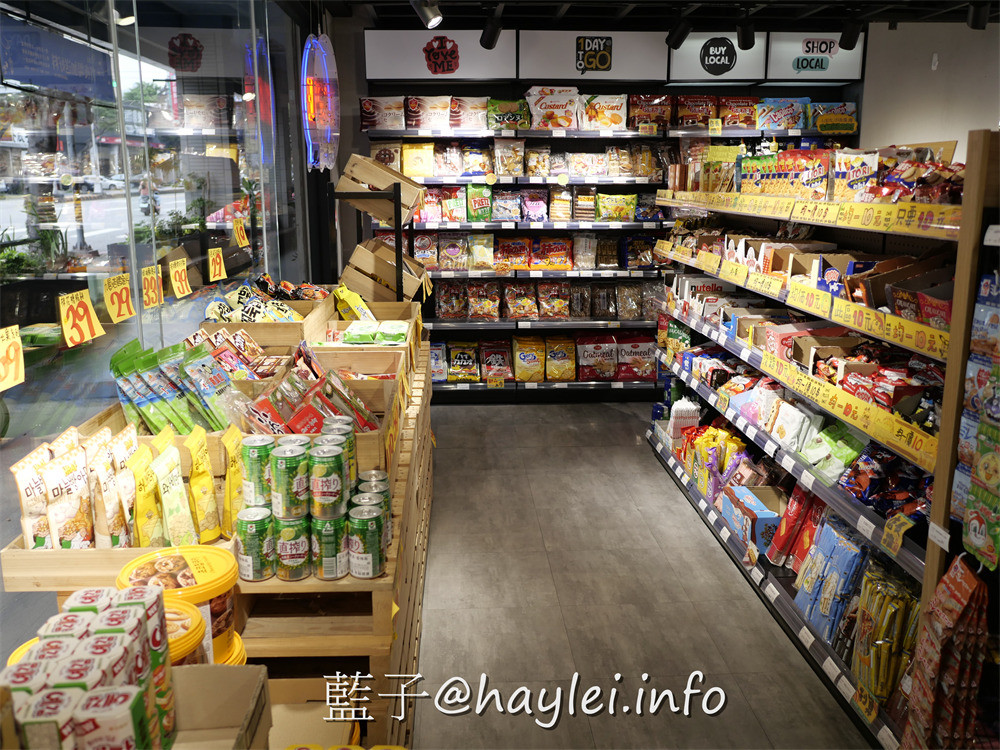 獅賣特進口零食outlet崇德店-包羅日本、韓國、泰國、新加坡、馬來西亞、印尼、中國、美國、土耳其等國家的上百種美食飲品，從泡麵、餅乾、糖果、飲品、調味料等應有盡有，種類豐富多元，絕對是台中選購異國美食最佳去處，加入line社群會不定時通知團購優惠或即期商品特價唷~台中美食/台中雜貨店/藍子愛美食 國內旅遊 攝影 民生資訊分享 飲食集錦 