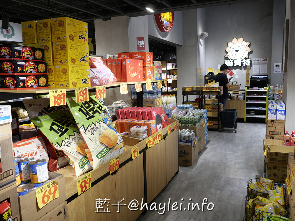 獅賣特進口零食outlet崇德店-包羅日本、韓國、泰國、新加坡、馬來西亞、印尼、中國、美國、土耳其等國家的上百種美食飲品，從泡麵、餅乾、糖果、飲品、調味料等應有盡有，種類豐富多元，絕對是台中選購異國美食最佳去處，加入line社群會不定時通知團購優惠或即期商品特價唷~台中美食/台中雜貨店/藍子愛美食 國內旅遊 攝影 民生資訊分享 飲食集錦 