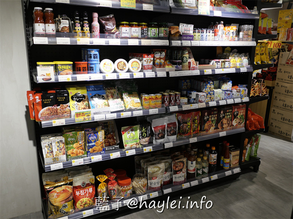 獅賣特進口零食outlet崇德店-包羅日本、韓國、泰國、新加坡、馬來西亞、印尼、中國、美國、土耳其等國家的上百種美食飲品，從泡麵、餅乾、糖果、飲品、調味料等應有盡有，種類豐富多元，絕對是台中選購異國美食最佳去處，加入line社群會不定時通知團購優惠或即期商品特價唷~台中美食/台中雜貨店/藍子愛美食 國內旅遊 攝影 民生資訊分享 飲食集錦 