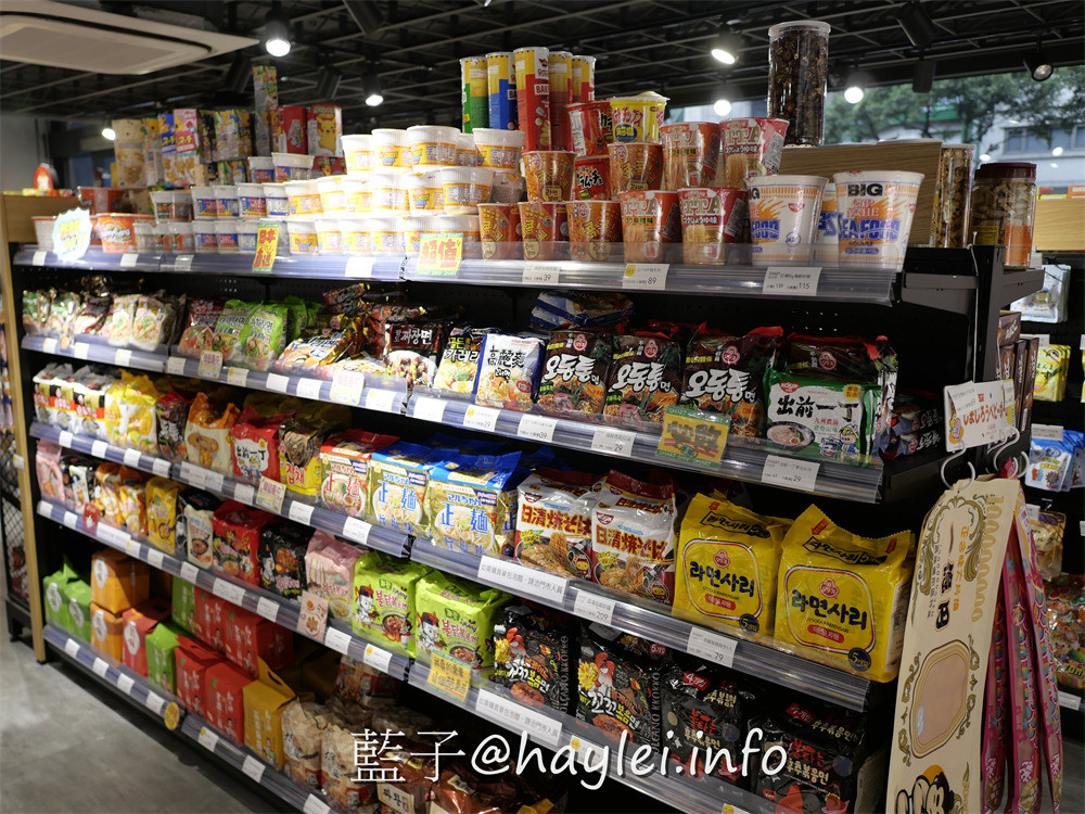 獅賣特進口零食outlet崇德店-包羅日本、韓國、泰國、新加坡、馬來西亞、印尼、中國、美國、土耳其等國家的上百種美食飲品，從泡麵、餅乾、糖果、飲品、調味料等應有盡有，種類豐富多元，絕對是台中選購異國美食最佳去處，加入line社群會不定時通知團購優惠或即期商品特價唷~台中美食/台中雜貨店/藍子愛美食 國內旅遊 攝影 民生資訊分享 飲食集錦 