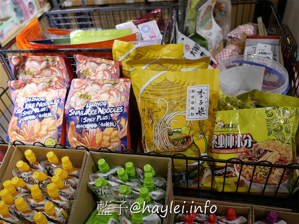 獅賣特進口零食outlet崇德店-包羅日本、韓國、泰國、新加坡、馬來西亞、印尼、中國、美國、土耳其等國家的上百種美食飲品,從泡麵、餅乾、糖果、飲品、調味料等應有盡有,種類豐富多元,絕對是台中選購異國美食最佳去處,加入line社群會不定時通知團購優惠或即期商品特價唷~台中美食/台中雜貨店/藍子愛美食 國內旅遊 攝影 民生資訊分享 飲食集錦