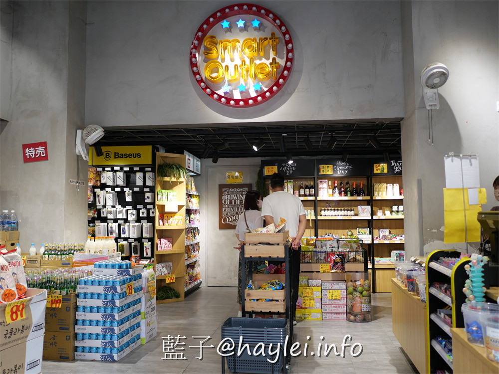 獅賣特進口零食outlet崇德店-包羅日本、韓國、泰國、新加坡、馬來西亞、印尼、中國、美國、土耳其等國家的上百種美食飲品，從泡麵、餅乾、糖果、飲品、調味料等應有盡有，種類豐富多元，絕對是台中選購異國美食最佳去處，加入line社群會不定時通知團購優惠或即期商品特價唷~台中美食/台中雜貨店/藍子愛美食 國內旅遊 攝影 民生資訊分享 飲食集錦 
