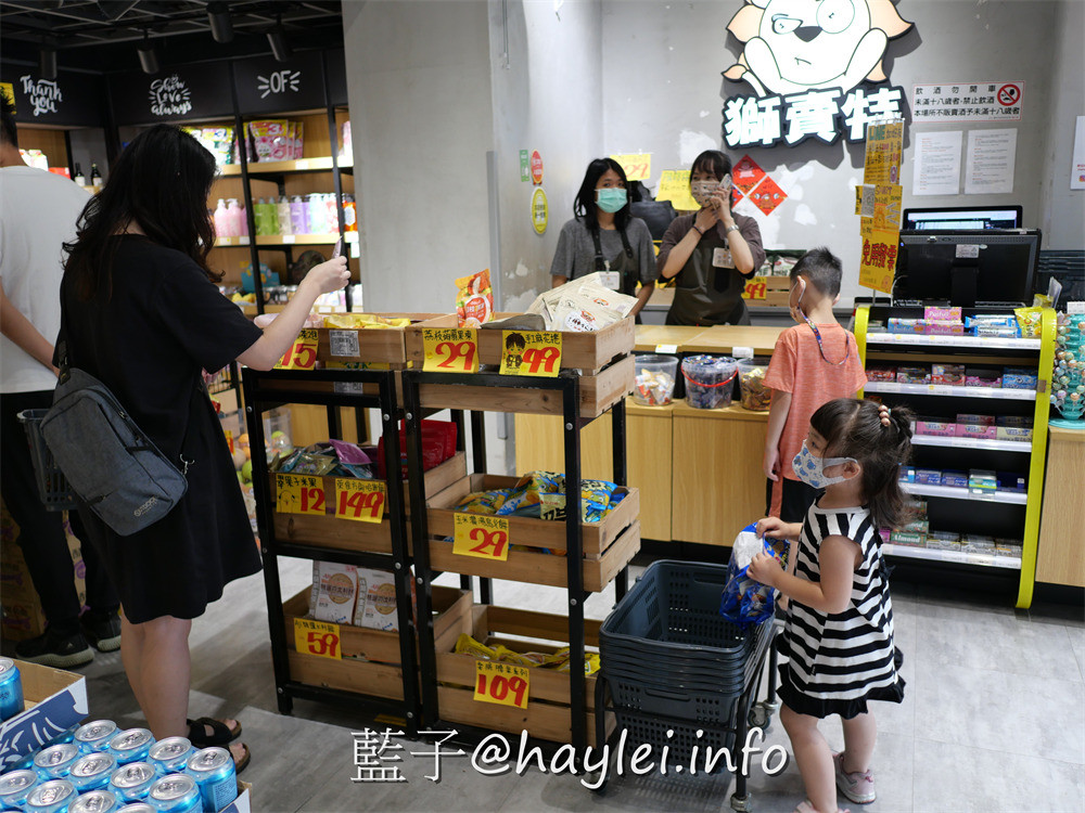 獅賣特進口零食outlet崇德店-包羅日本、韓國、泰國、新加坡、馬來西亞、印尼、中國、美國、土耳其等國家的上百種美食飲品，從泡麵、餅乾、糖果、飲品、調味料等應有盡有，種類豐富多元，絕對是台中選購異國美食最佳去處，加入line社群會不定時通知團購優惠或即期商品特價唷~台中美食/台中雜貨店/藍子愛美食 國內旅遊 攝影 民生資訊分享 飲食集錦 