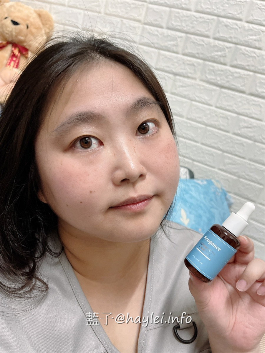 2022藥妝店開架櫃精華液推薦/Neogence 霓淨思3%神經醯胺PLUS精華使用心得-能在連鎖藥妝店醫美開架櫃輕鬆入手的平價精華產品,使用感受溫潤舒適,可以舒緩肌膚不適感受,連敏弱肌都能閉眼入的好用精華!美妝保養/肌膚保養/保濕精華/舒緩精華/夏季護膚/夏季保養品推薦/藍子愛保養 保養品分享 健康養身 彩妝品 彩妝品分享 攝影 民生資訊分享