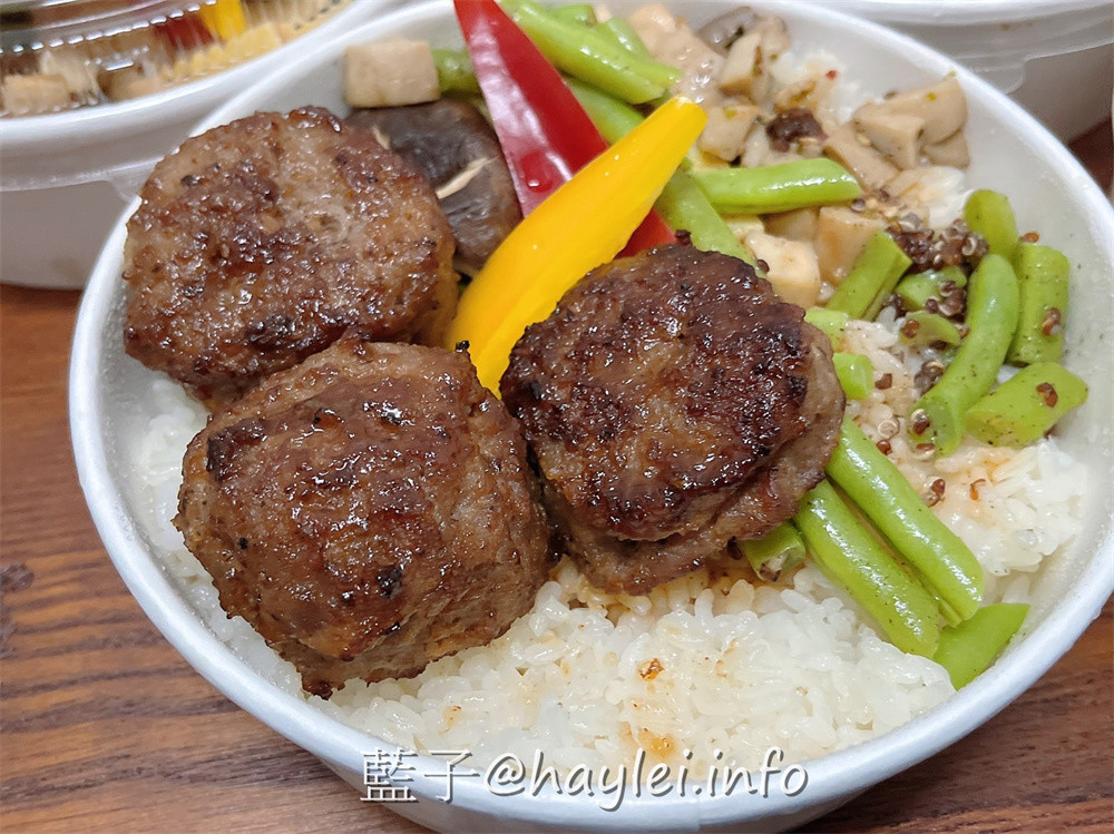 Oh my ! 原燒台中東海店外送美食/漢堡小隊出任務四人分享餐-飽滿多汁的手打牛肉漢堡丼跟炙燒牛排雞腿丼誘人味蕾，隨餐還有沙拉、小菜、起司漢堡、黑糖奶酪、珍珠奶茶等小點，一次滿足所有渴望！宅配美食/外帶外送/台中美食/台中燒肉/台中漢堡/王品集團美食/藍子愛美食 中式料理 國內旅遊 攝影 日式料理 民生資訊分享 飲食集錦 