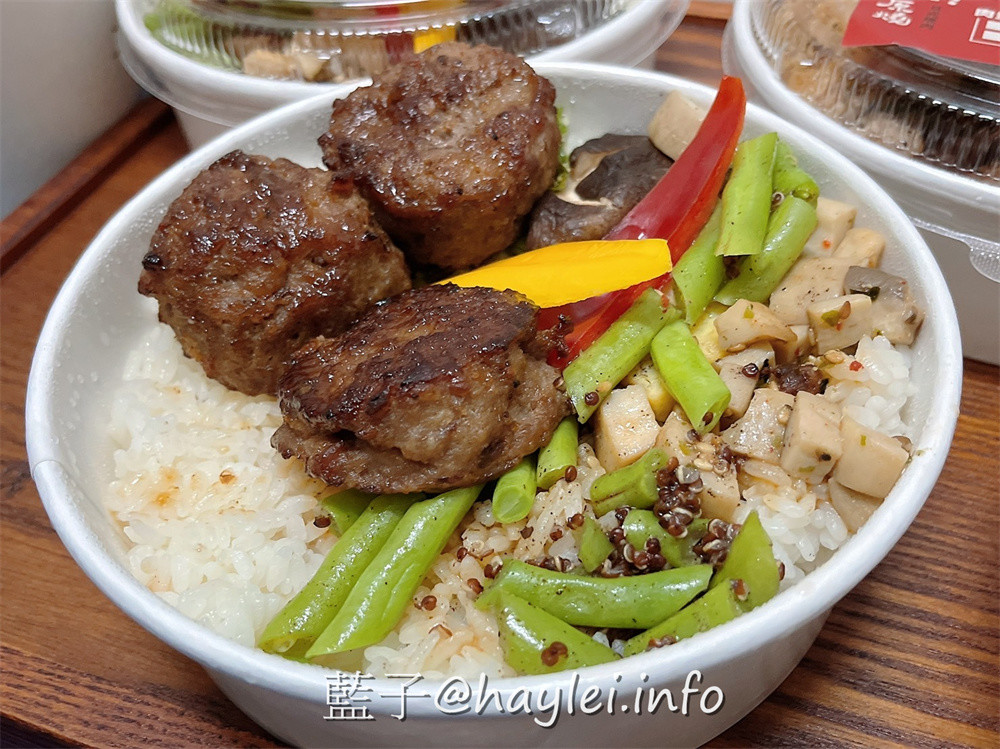 Oh my ! 原燒台中東海店外送美食/漢堡小隊出任務四人分享餐-飽滿多汁的手打牛肉漢堡丼跟炙燒牛排雞腿丼誘人味蕾，隨餐還有沙拉、小菜、起司漢堡、黑糖奶酪、珍珠奶茶等小點，一次滿足所有渴望！宅配美食/外帶外送/台中美食/台中燒肉/台中漢堡/王品集團美食/藍子愛美食 中式料理 國內旅遊 攝影 日式料理 民生資訊分享 飲食集錦 