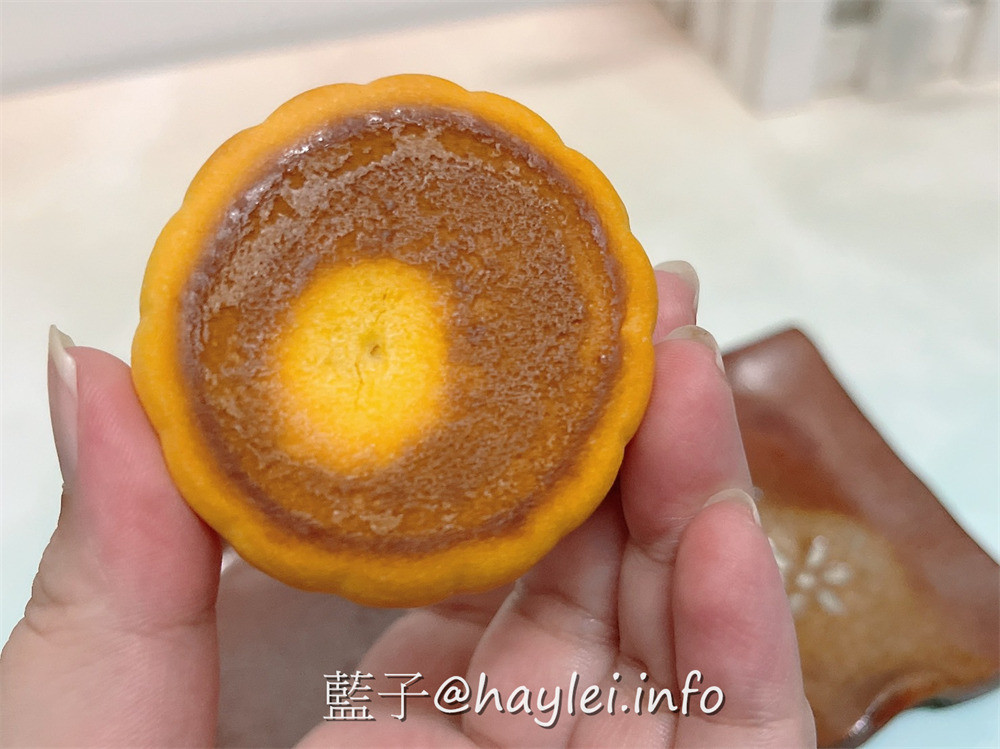 和生御品綜合綠豆黃禮盒、流心月餅禮盒-2022中秋月餅禮盒推薦!經典宮廷點心美味可口，綠豆黃吃得到天然綠豆香醇濃郁的豆香與紐澳奶油的奶香，冷藏是入口即化的綿密口感，冷凍是冰涼爽口的雪糕口感；流心月餅融合了酥軟餅皮、香濃流心與金沙奶黃，細緻濃郁奶黃餡融合鹹蛋黃口感絲滑且甜而不膩!宅配美食/中式月餅/傳統美食/宮廷糕點/百大糕點伴手禮/藍子愛美食 中式料理 宅配食記 攝影 民生資訊分享 飲食集錦 