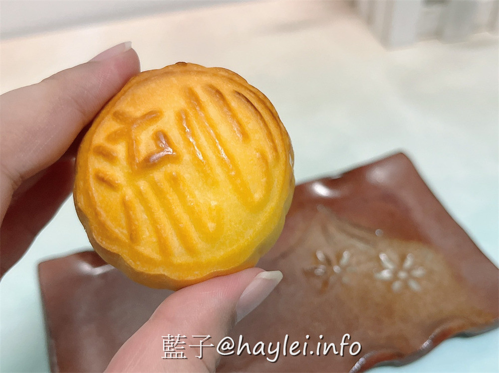 和生御品綜合綠豆黃禮盒、流心月餅禮盒-2022中秋月餅禮盒推薦!經典宮廷點心美味可口，綠豆黃吃得到天然綠豆香醇濃郁的豆香與紐澳奶油的奶香，冷藏是入口即化的綿密口感，冷凍是冰涼爽口的雪糕口感；流心月餅融合了酥軟餅皮、香濃流心與金沙奶黃，細緻濃郁奶黃餡融合鹹蛋黃口感絲滑且甜而不膩!宅配美食/中式月餅/傳統美食/宮廷糕點/百大糕點伴手禮/藍子愛美食 中式料理 宅配食記 攝影 民生資訊分享 飲食集錦 