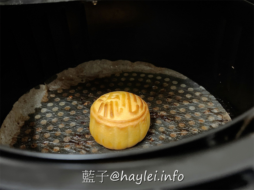 和生御品綜合綠豆黃禮盒、流心月餅禮盒-2022中秋月餅禮盒推薦!經典宮廷點心美味可口，綠豆黃吃得到天然綠豆香醇濃郁的豆香與紐澳奶油的奶香，冷藏是入口即化的綿密口感，冷凍是冰涼爽口的雪糕口感；流心月餅融合了酥軟餅皮、香濃流心與金沙奶黃，細緻濃郁奶黃餡融合鹹蛋黃口感絲滑且甜而不膩!宅配美食/中式月餅/傳統美食/宮廷糕點/百大糕點伴手禮/藍子愛美食 中式料理 宅配食記 攝影 民生資訊分享 飲食集錦 