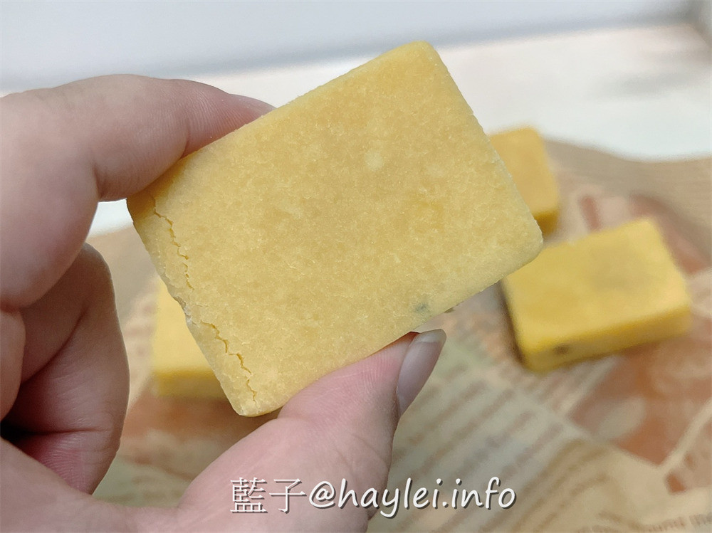 和生御品綜合綠豆黃禮盒、流心月餅禮盒-2022中秋月餅禮盒推薦!經典宮廷點心美味可口，綠豆黃吃得到天然綠豆香醇濃郁的豆香與紐澳奶油的奶香，冷藏是入口即化的綿密口感，冷凍是冰涼爽口的雪糕口感；流心月餅融合了酥軟餅皮、香濃流心與金沙奶黃，細緻濃郁奶黃餡融合鹹蛋黃口感絲滑且甜而不膩!宅配美食/中式月餅/傳統美食/宮廷糕點/百大糕點伴手禮/藍子愛美食 中式料理 宅配食記 攝影 民生資訊分享 飲食集錦 