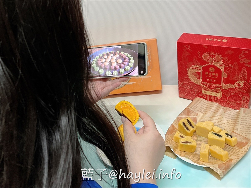 和生御品綜合綠豆黃禮盒、流心月餅禮盒-2022中秋月餅禮盒推薦!經典宮廷點心美味可口,綠豆黃吃得到天然綠豆香醇濃郁的豆香與紐澳奶油的奶香,冷藏是入口即化的綿密口感,冷凍是冰涼爽口的雪糕口感;流心月餅融合了酥軟餅皮、香濃流心與金沙奶黃,細緻濃郁奶黃餡融合鹹蛋黃口感絲滑且甜而不膩!宅配美食/中式月餅/傳統美食/宮廷糕點/百大糕點伴手禮/藍子愛美食 中式料理 宅配食記 攝影 民生資訊分享 飲食集錦