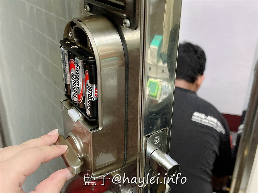KAPTURE 智慧型電子鎖 (型號KP1-D7P1/搭配WiFi橋接器)-提升居住安全必備的智能家居設備,融合了智慧生活科技並兼顧強固、便利的工藝設計,通過美國建築五金協會耐火測試,三合一開門(APP/密碼/鑰匙)靈活方便實用,可透過app遠端確認或設定門鎖狀態,還能遠端開門,適合單身女子租屋、學生租屋、公寓租屋、雅房租屋跟套房租屋等情境使用~3C家電/智慧家居/智能鎖/智慧鎖頭/遙控鎖/藍子愛分享 3C相關 國內外住宿相關 攝影 民生資訊分享