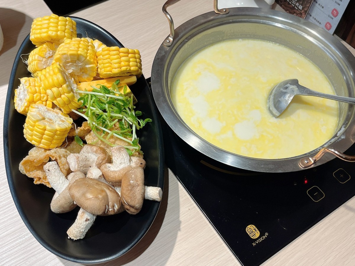 台中地區火鍋推薦/肉多多火鍋台中廣三店-台灣火鍋第一品牌最新優惠來了!三人行，必有麻辣吃!300元套餐點三份即贈一鍋 爆炒川府麻辣湯！肉多多火鍋湯頭好且料實在，還有自助吧消費只要268起，提供蔬食、火鍋料、主食、飲品、冰品霜淇淋等美食盡情享用，CP值真的超高的耶~台中美食/台中火鍋/台中西區廣三美食/排隊名店/肉多多火鍋大變身/藍子愛美食 中式料理 國內旅遊 攝影 民生資訊分享 飲食集錦 