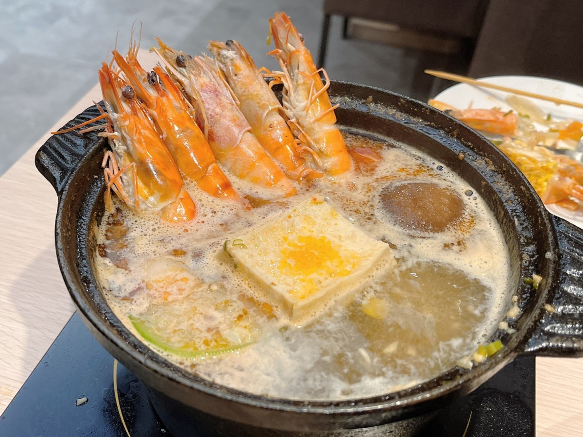 台中地區火鍋推薦/肉多多火鍋台中廣三店-台灣火鍋第一品牌最新優惠來了!三人行，必有麻辣吃!300元套餐點三份即贈一鍋 爆炒川府麻辣湯！肉多多火鍋湯頭好且料實在，還有自助吧消費只要268起，提供蔬食、火鍋料、主食、飲品、冰品霜淇淋等美食盡情享用，CP值真的超高的耶~台中美食/台中火鍋/台中西區廣三美食/排隊名店/肉多多火鍋大變身/藍子愛美食 中式料理 國內旅遊 攝影 民生資訊分享 飲食集錦 