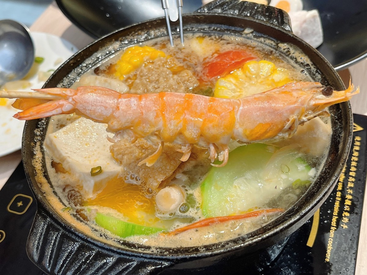 台中地區火鍋推薦/肉多多火鍋台中廣三店-台灣火鍋第一品牌最新優惠來了!三人行，必有麻辣吃!300元套餐點三份即贈一鍋 爆炒川府麻辣湯！肉多多火鍋湯頭好且料實在，還有自助吧消費只要268起，提供蔬食、火鍋料、主食、飲品、冰品霜淇淋等美食盡情享用，CP值真的超高的耶~台中美食/台中火鍋/台中西區廣三美食/排隊名店/肉多多火鍋大變身/藍子愛美食 中式料理 國內旅遊 攝影 民生資訊分享 飲食集錦 
