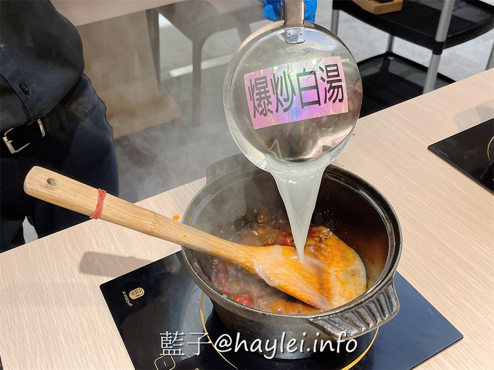 台中地區火鍋推薦/肉多多火鍋台中廣三店-台灣火鍋第一品牌最新優惠來了!三人行，必有麻辣吃!300元套餐點三份即贈一鍋 爆炒川府麻辣湯！肉多多火鍋湯頭好且料實在，還有自助吧消費只要268起，提供蔬食、火鍋料、主食、飲品、冰品霜淇淋等美食盡情享用，CP值真的超高的耶~台中美食/台中火鍋/台中西區廣三美食/排隊名店/肉多多火鍋大變身/藍子愛美食 中式料理 國內旅遊 攝影 民生資訊分享 飲食集錦 