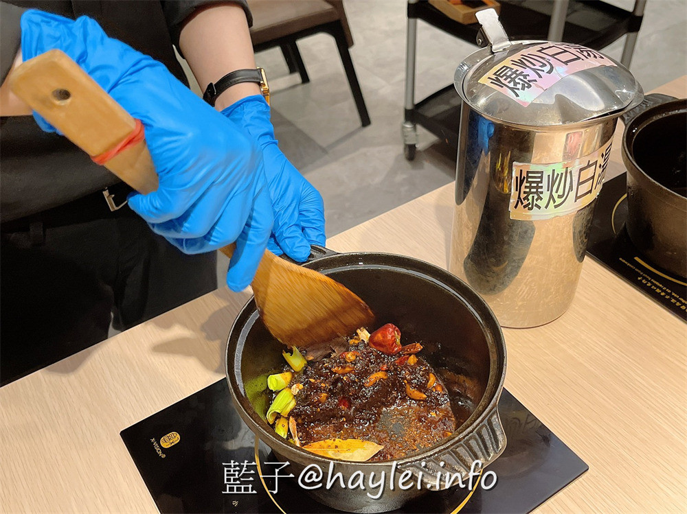 台中地區火鍋推薦/肉多多火鍋台中廣三店-台灣火鍋第一品牌最新優惠來了!三人行，必有麻辣吃!300元套餐點三份即贈一鍋 爆炒川府麻辣湯！肉多多火鍋湯頭好且料實在，還有自助吧消費只要268起，提供蔬食、火鍋料、主食、飲品、冰品霜淇淋等美食盡情享用，CP值真的超高的耶~台中美食/台中火鍋/台中西區廣三美食/排隊名店/肉多多火鍋大變身/藍子愛美食 中式料理 國內旅遊 攝影 民生資訊分享 飲食集錦 