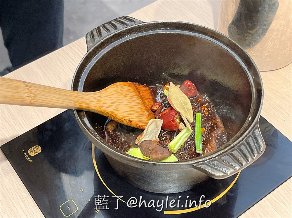台中地區火鍋推薦/肉多多火鍋台中廣三店-台灣火鍋第一品牌最新優惠來了!三人行，必有麻辣吃!300元套餐點三份即贈一鍋 爆炒川府麻辣湯！肉多多火鍋湯頭好且料實在，還有自助吧消費只要268起，提供蔬食、火鍋料、主食、飲品、冰品霜淇淋等美食盡情享用，CP值真的超高的耶~台中美食/台中火鍋/台中西區廣三美食/排隊名店/肉多多火鍋大變身/藍子愛美食 中式料理 國內旅遊 攝影 民生資訊分享 飲食集錦 