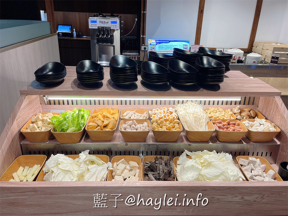 台中地區火鍋推薦/肉多多火鍋台中廣三店-台灣火鍋第一品牌最新優惠來了!三人行，必有麻辣吃!300元套餐點三份即贈一鍋 爆炒川府麻辣湯！肉多多火鍋湯頭好且料實在，還有自助吧消費只要268起，提供蔬食、火鍋料、主食、飲品、冰品霜淇淋等美食盡情享用，CP值真的超高的耶~台中美食/台中火鍋/台中西區廣三美食/排隊名店/肉多多火鍋大變身/藍子愛美食 中式料理 國內旅遊 攝影 民生資訊分享 飲食集錦 