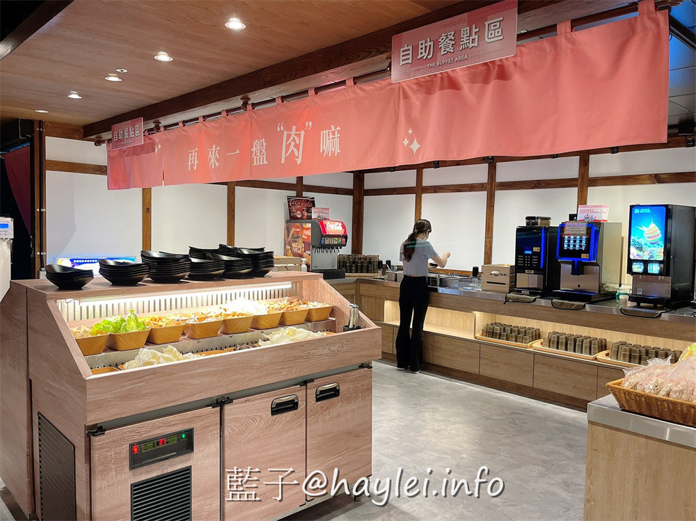 台中地區火鍋推薦/肉多多火鍋台中廣三店-台灣火鍋第一品牌最新優惠來了!三人行，必有麻辣吃!300元套餐點三份即贈一鍋 爆炒川府麻辣湯！肉多多火鍋湯頭好且料實在，還有自助吧消費只要268起，提供蔬食、火鍋料、主食、飲品、冰品霜淇淋等美食盡情享用，CP值真的超高的耶~台中美食/台中火鍋/台中西區廣三美食/排隊名店/肉多多火鍋大變身/藍子愛美食 中式料理 國內旅遊 攝影 民生資訊分享 飲食集錦 