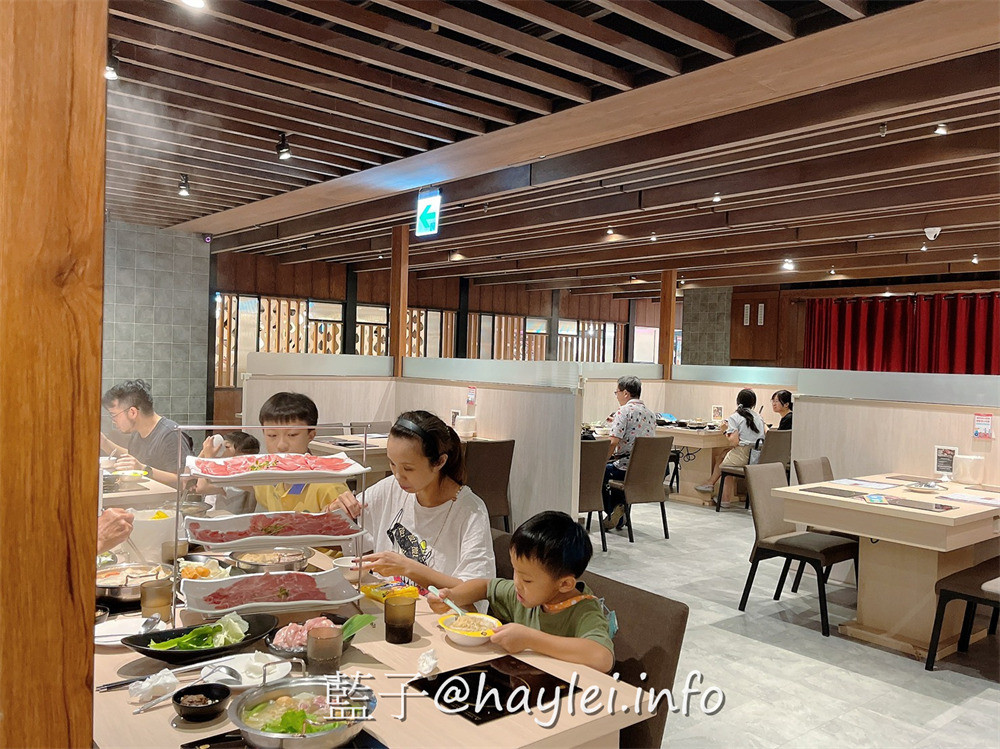 台中地區火鍋推薦/肉多多火鍋台中廣三店-台灣火鍋第一品牌最新優惠來了!三人行，必有麻辣吃!300元套餐點三份即贈一鍋 爆炒川府麻辣湯！肉多多火鍋湯頭好且料實在，還有自助吧消費只要268起，提供蔬食、火鍋料、主食、飲品、冰品霜淇淋等美食盡情享用，CP值真的超高的耶~台中美食/台中火鍋/台中西區廣三美食/排隊名店/肉多多火鍋大變身/藍子愛美食 中式料理 國內旅遊 攝影 民生資訊分享 飲食集錦 