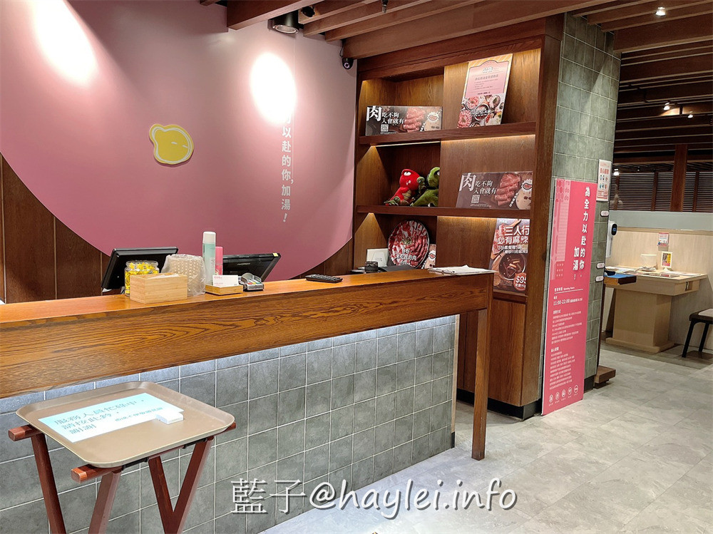 台中地區火鍋推薦/肉多多火鍋台中廣三店-台灣火鍋第一品牌最新優惠來了!三人行，必有麻辣吃!300元套餐點三份即贈一鍋 爆炒川府麻辣湯！肉多多火鍋湯頭好且料實在，還有自助吧消費只要268起，提供蔬食、火鍋料、主食、飲品、冰品霜淇淋等美食盡情享用，CP值真的超高的耶~台中美食/台中火鍋/台中西區廣三美食/排隊名店/肉多多火鍋大變身/藍子愛美食 中式料理 國內旅遊 攝影 民生資訊分享 飲食集錦 