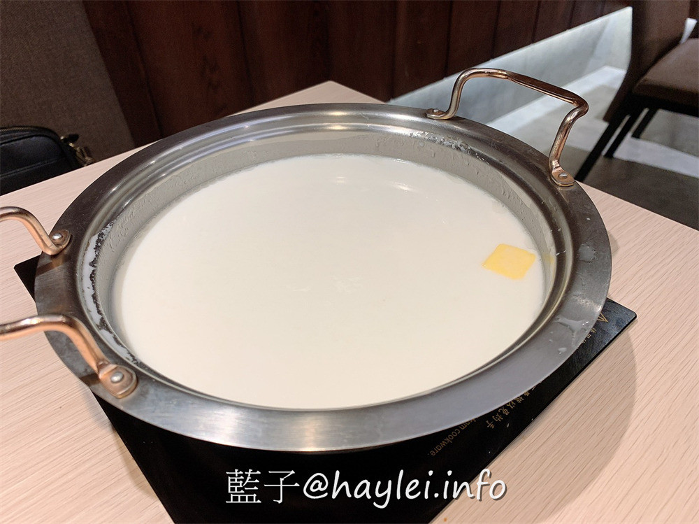 台中地區火鍋推薦/肉多多火鍋台中廣三店-台灣火鍋第一品牌最新優惠來了!三人行，必有麻辣吃!300元套餐點三份即贈一鍋 爆炒川府麻辣湯！肉多多火鍋湯頭好且料實在，還有自助吧消費只要268起，提供蔬食、火鍋料、主食、飲品、冰品霜淇淋等美食盡情享用，CP值真的超高的耶~台中美食/台中火鍋/台中西區廣三美食/排隊名店/肉多多火鍋大變身/藍子愛美食 中式料理 國內旅遊 攝影 民生資訊分享 飲食集錦 