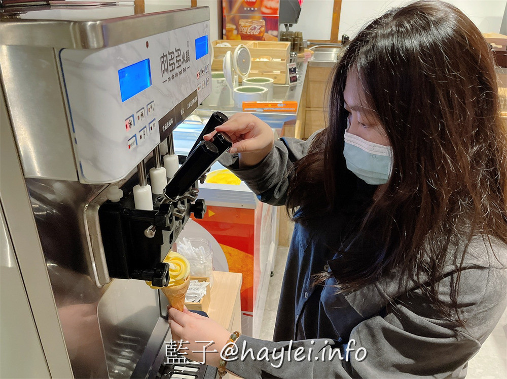台中地區火鍋推薦/肉多多火鍋台中廣三店-台灣火鍋第一品牌最新優惠來了!三人行，必有麻辣吃!300元套餐點三份即贈一鍋 爆炒川府麻辣湯！肉多多火鍋湯頭好且料實在，還有自助吧消費只要268起，提供蔬食、火鍋料、主食、飲品、冰品霜淇淋等美食盡情享用，CP值真的超高的耶~台中美食/台中火鍋/台中西區廣三美食/排隊名店/肉多多火鍋大變身/藍子愛美食 中式料理 國內旅遊 攝影 民生資訊分享 飲食集錦 