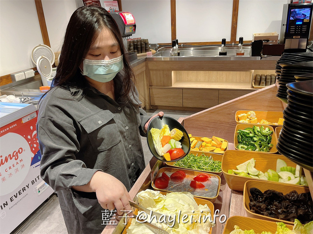 台中地區火鍋推薦/肉多多火鍋台中廣三店-台灣火鍋第一品牌最新優惠來了!三人行，必有麻辣吃!300元套餐點三份即贈一鍋 爆炒川府麻辣湯！肉多多火鍋湯頭好且料實在，還有自助吧消費只要268起，提供蔬食、火鍋料、主食、飲品、冰品霜淇淋等美食盡情享用，CP值真的超高的耶~台中美食/台中火鍋/台中西區廣三美食/排隊名店/肉多多火鍋大變身/藍子愛美食 中式料理 國內旅遊 攝影 民生資訊分享 飲食集錦 