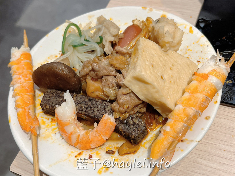 台中地區火鍋推薦/肉多多火鍋台中廣三店-台灣火鍋第一品牌最新優惠來了!三人行，必有麻辣吃!300元套餐點三份即贈一鍋 爆炒川府麻辣湯！肉多多火鍋湯頭好且料實在，還有自助吧消費只要268起，提供蔬食、火鍋料、主食、飲品、冰品霜淇淋等美食盡情享用，CP值真的超高的耶~台中美食/台中火鍋/台中西區廣三美食/排隊名店/肉多多火鍋大變身/藍子愛美食 中式料理 國內旅遊 攝影 民生資訊分享 飲食集錦 