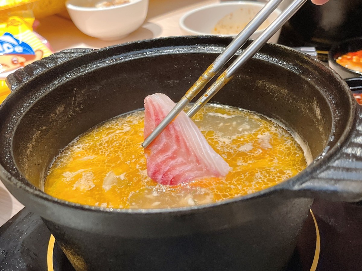 台中地區火鍋推薦/肉多多火鍋台中廣三店-台灣火鍋第一品牌最新優惠來了!三人行，必有麻辣吃!300元套餐點三份即贈一鍋 爆炒川府麻辣湯！肉多多火鍋湯頭好且料實在，還有自助吧消費只要268起，提供蔬食、火鍋料、主食、飲品、冰品霜淇淋等美食盡情享用，CP值真的超高的耶~台中美食/台中火鍋/台中西區廣三美食/排隊名店/肉多多火鍋大變身/藍子愛美食 中式料理 國內旅遊 攝影 民生資訊分享 飲食集錦 