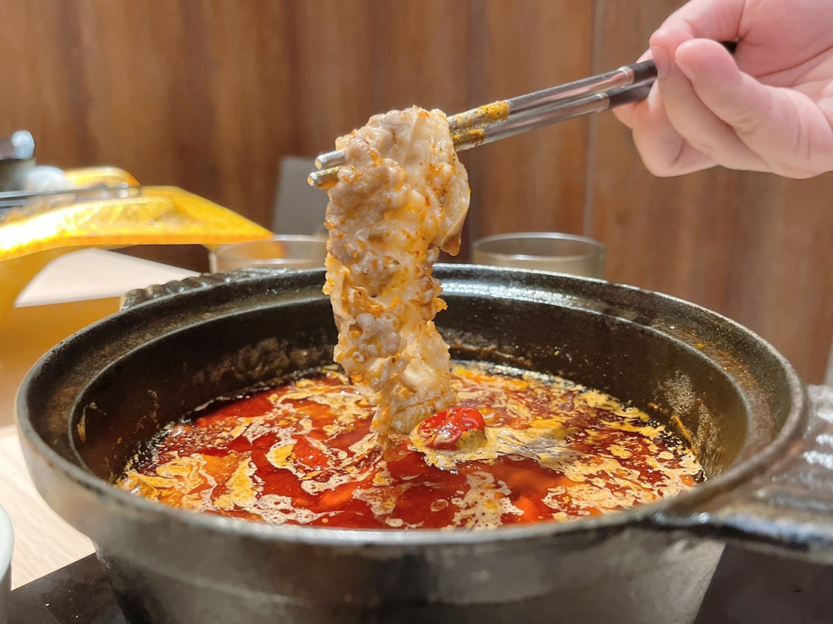 台中地區火鍋推薦/肉多多火鍋台中廣三店-台灣火鍋第一品牌最新優惠來了!三人行，必有麻辣吃!300元套餐點三份即贈一鍋 爆炒川府麻辣湯！肉多多火鍋湯頭好且料實在，還有自助吧消費只要268起，提供蔬食、火鍋料、主食、飲品、冰品霜淇淋等美食盡情享用，CP值真的超高的耶~台中美食/台中火鍋/台中西區廣三美食/排隊名店/肉多多火鍋大變身/藍子愛美食 中式料理 國內旅遊 攝影 民生資訊分享 飲食集錦 