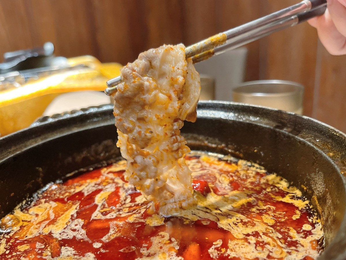 台中地區火鍋推薦/肉多多火鍋台中廣三店-台灣火鍋第一品牌最新優惠來了!三人行，必有麻辣吃!300元套餐點三份即贈一鍋 爆炒川府麻辣湯！肉多多火鍋湯頭好且料實在，還有自助吧消費只要268起，提供蔬食、火鍋料、主食、飲品、冰品霜淇淋等美食盡情享用，CP值真的超高的耶~台中美食/台中火鍋/台中西區廣三美食/排隊名店/肉多多火鍋大變身/藍子愛美食 中式料理 國內旅遊 攝影 民生資訊分享 飲食集錦 