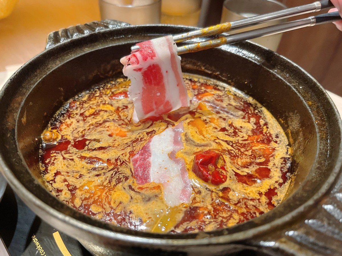 台中地區火鍋推薦/肉多多火鍋台中廣三店-台灣火鍋第一品牌最新優惠來了!三人行，必有麻辣吃!300元套餐點三份即贈一鍋 爆炒川府麻辣湯！肉多多火鍋湯頭好且料實在，還有自助吧消費只要268起，提供蔬食、火鍋料、主食、飲品、冰品霜淇淋等美食盡情享用，CP值真的超高的耶~台中美食/台中火鍋/台中西區廣三美食/排隊名店/肉多多火鍋大變身/藍子愛美食 中式料理 國內旅遊 攝影 民生資訊分享 飲食集錦 