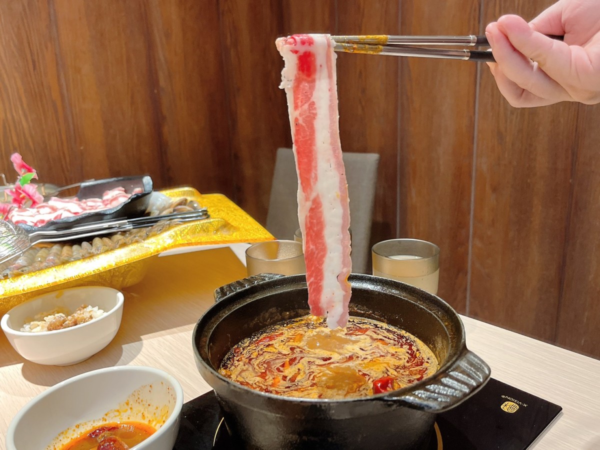 台中地區火鍋推薦/肉多多火鍋台中廣三店-台灣火鍋第一品牌最新優惠來了!三人行，必有麻辣吃!300元套餐點三份即贈一鍋 爆炒川府麻辣湯！肉多多火鍋湯頭好且料實在，還有自助吧消費只要268起，提供蔬食、火鍋料、主食、飲品、冰品霜淇淋等美食盡情享用，CP值真的超高的耶~台中美食/台中火鍋/台中西區廣三美食/排隊名店/肉多多火鍋大變身/藍子愛美食 中式料理 國內旅遊 攝影 民生資訊分享 飲食集錦 