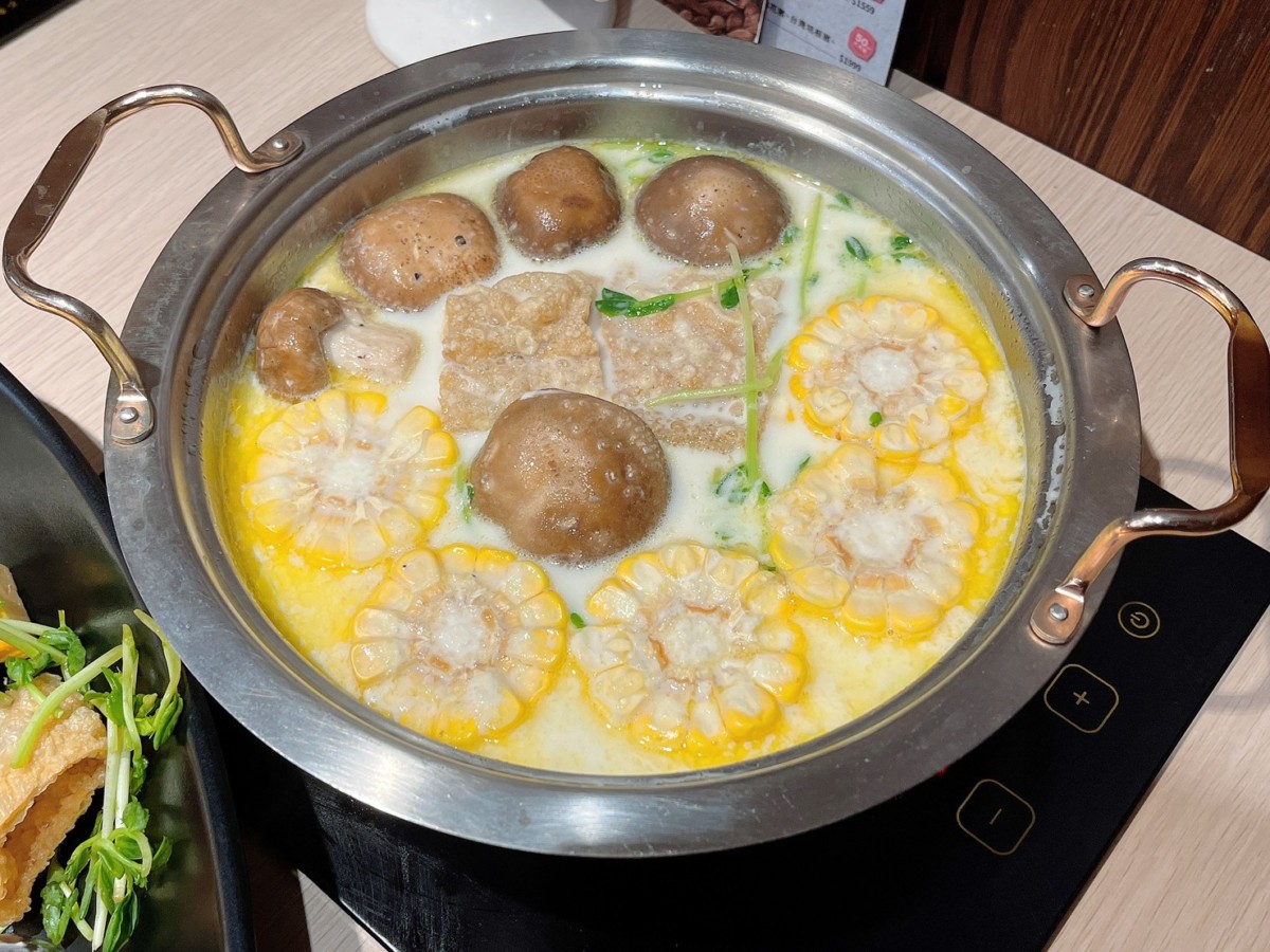 台中地區火鍋推薦/肉多多火鍋台中廣三店-台灣火鍋第一品牌最新優惠來了!三人行，必有麻辣吃!300元套餐點三份即贈一鍋 爆炒川府麻辣湯！肉多多火鍋湯頭好且料實在，還有自助吧消費只要268起，提供蔬食、火鍋料、主食、飲品、冰品霜淇淋等美食盡情享用，CP值真的超高的耶~台中美食/台中火鍋/台中西區廣三美食/排隊名店/肉多多火鍋大變身/藍子愛美食 中式料理 國內旅遊 攝影 民生資訊分享 飲食集錦 