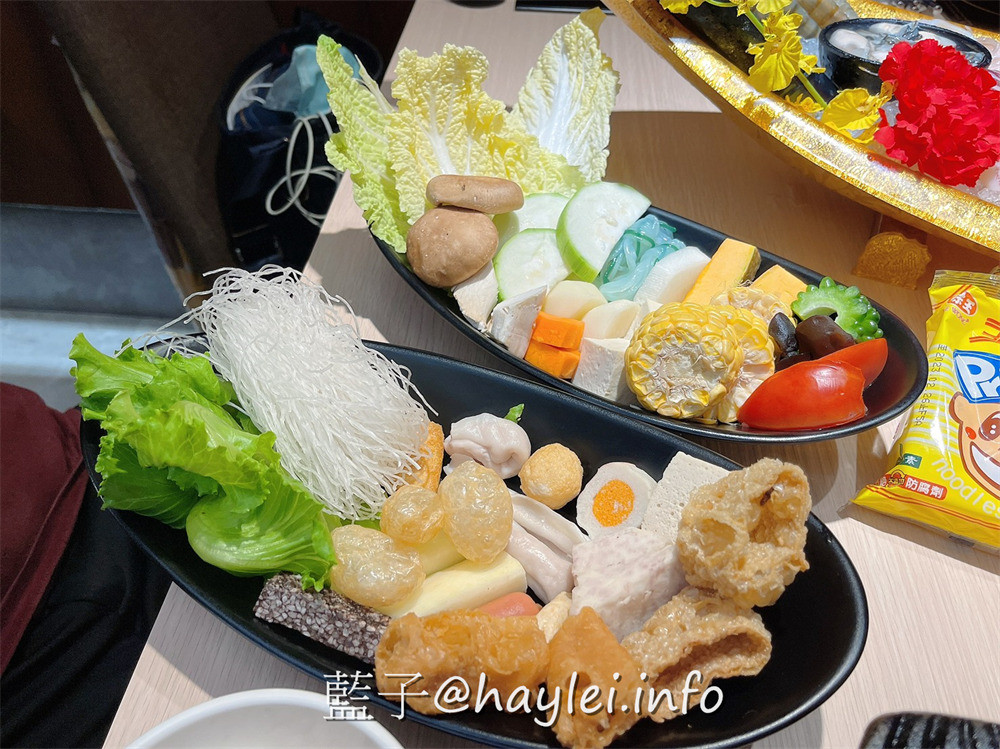 台中地區火鍋推薦/肉多多火鍋台中廣三店-台灣火鍋第一品牌最新優惠來了!三人行，必有麻辣吃!300元套餐點三份即贈一鍋 爆炒川府麻辣湯！肉多多火鍋湯頭好且料實在，還有自助吧消費只要268起，提供蔬食、火鍋料、主食、飲品、冰品霜淇淋等美食盡情享用，CP值真的超高的耶~台中美食/台中火鍋/台中西區廣三美食/排隊名店/肉多多火鍋大變身/藍子愛美食 中式料理 國內旅遊 攝影 民生資訊分享 飲食集錦 