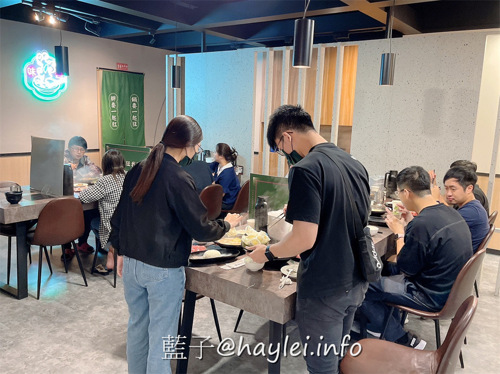 人氣名店狂一鍋 新台式火鍋霸主，最潮狂火鍋排隊名店來竹北自強南路插旗了!狂一鍋竹北自強店內用最新活動「愛的告白，打卡加菜」， 內用錄下“爆炒鍋”的影片並公開分享，就能得到一份軟嫩雞或活力梅花豬!台式爆炒湯底怎麼吃都吃不膩，肉香濃郁的功夫排骨酥鍋跟鮮香麻辣的火焰香辣鍋必點，還有新鮮美味的自助吧吃到飽，吃起來超幸福!新竹美食推薦/新竹火鍋推薦/台式火鍋/道地台灣味/台灣火鍋迷必吃火鍋品牌/藍子愛美食 中式料理 國內旅遊 攝影 民生資訊分享 飲食集錦 