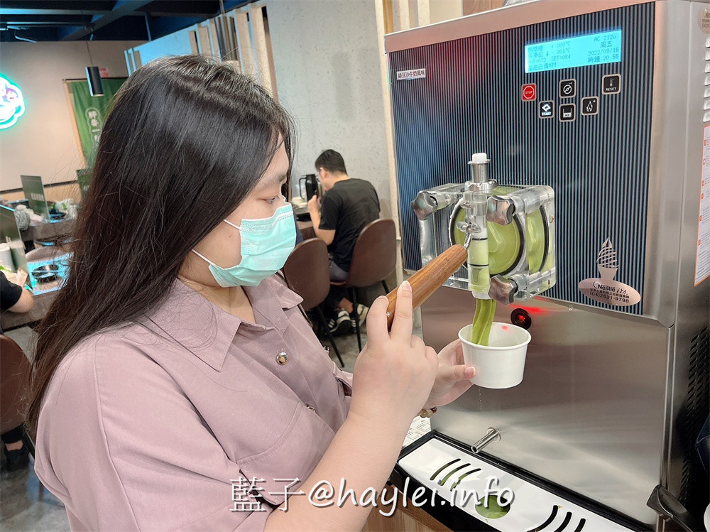 人氣名店狂一鍋 新台式火鍋霸主，最潮狂火鍋排隊名店來竹北自強南路插旗了!狂一鍋竹北自強店內用最新活動「愛的告白，打卡加菜」， 內用錄下“爆炒鍋”的影片並公開分享，就能得到一份軟嫩雞或活力梅花豬!台式爆炒湯底怎麼吃都吃不膩，肉香濃郁的功夫排骨酥鍋跟鮮香麻辣的火焰香辣鍋必點，還有新鮮美味的自助吧吃到飽，吃起來超幸福!新竹美食推薦/新竹火鍋推薦/台式火鍋/道地台灣味/台灣火鍋迷必吃火鍋品牌/藍子愛美食 中式料理 國內旅遊 攝影 民生資訊分享 飲食集錦 
