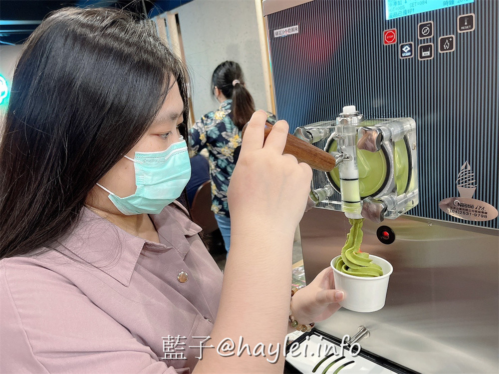 人氣名店狂一鍋 新台式火鍋霸主，最潮狂火鍋排隊名店來竹北自強南路插旗了!狂一鍋竹北自強店內用最新活動「愛的告白，打卡加菜」， 內用錄下“爆炒鍋”的影片並公開分享，就能得到一份軟嫩雞或活力梅花豬!台式爆炒湯底怎麼吃都吃不膩，肉香濃郁的功夫排骨酥鍋跟鮮香麻辣的火焰香辣鍋必點，還有新鮮美味的自助吧吃到飽，吃起來超幸福!新竹美食推薦/新竹火鍋推薦/台式火鍋/道地台灣味/台灣火鍋迷必吃火鍋品牌/藍子愛美食 中式料理 國內旅遊 攝影 民生資訊分享 飲食集錦 