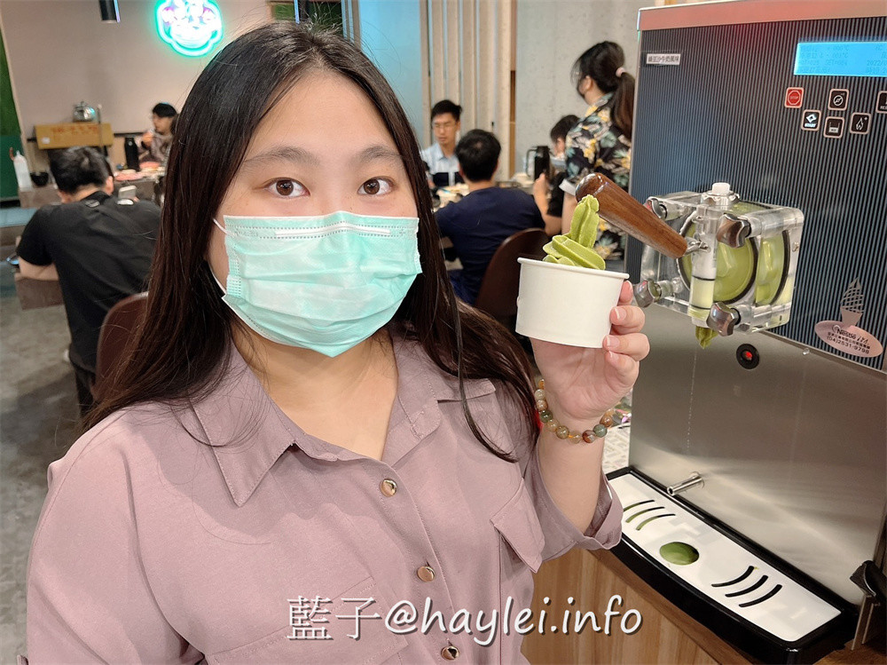 人氣名店狂一鍋 新台式火鍋霸主,最潮狂火鍋排隊名店來竹北自強南路插旗了!狂一鍋竹北自強店內用最新活動「愛的告白,打卡加菜」, 內用錄下“爆炒鍋”的影片並公開分享,就能得到一份軟嫩雞或活力梅花豬!台式爆炒湯底怎麼吃都吃不膩,肉香濃郁的功夫排骨酥鍋跟鮮香麻辣的火焰香辣鍋必點,還有新鮮美味的自助吧吃到飽,吃起來超幸福!新竹美食推薦/新竹火鍋推薦/台式火鍋/道地台灣味/台灣火鍋迷必吃火鍋品牌/藍子愛美食 中式料理 國內旅遊 攝影 民生資訊分享 飲食集錦